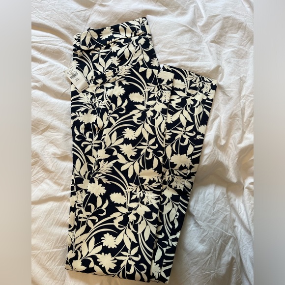 Old Navy Pixie Pants - Picture 5 of 5